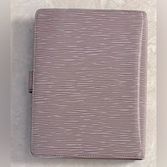 LOUIS VUITTON EPI LEATHER “FILLED” MEDIUM MM AGENDA (LAVENDER) - Picture 2 of 15